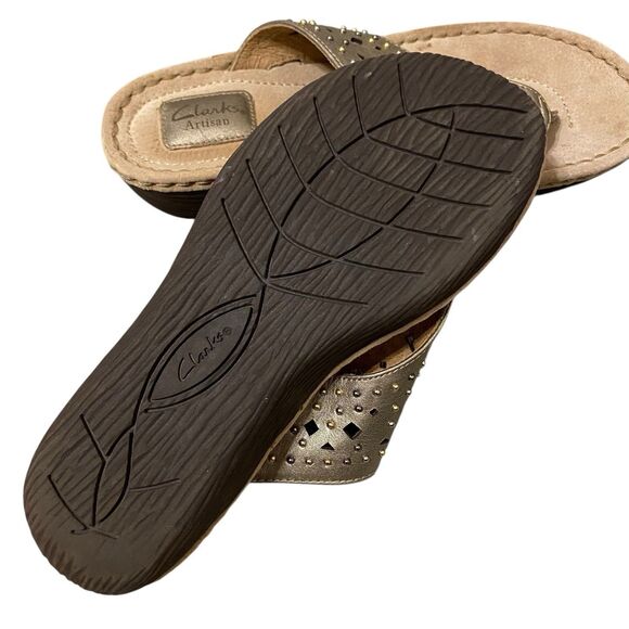 Clarks Artisan Thong Sandals Women 9.5 Gold Leather Studded Embellished Boho - Picture 5 of 10